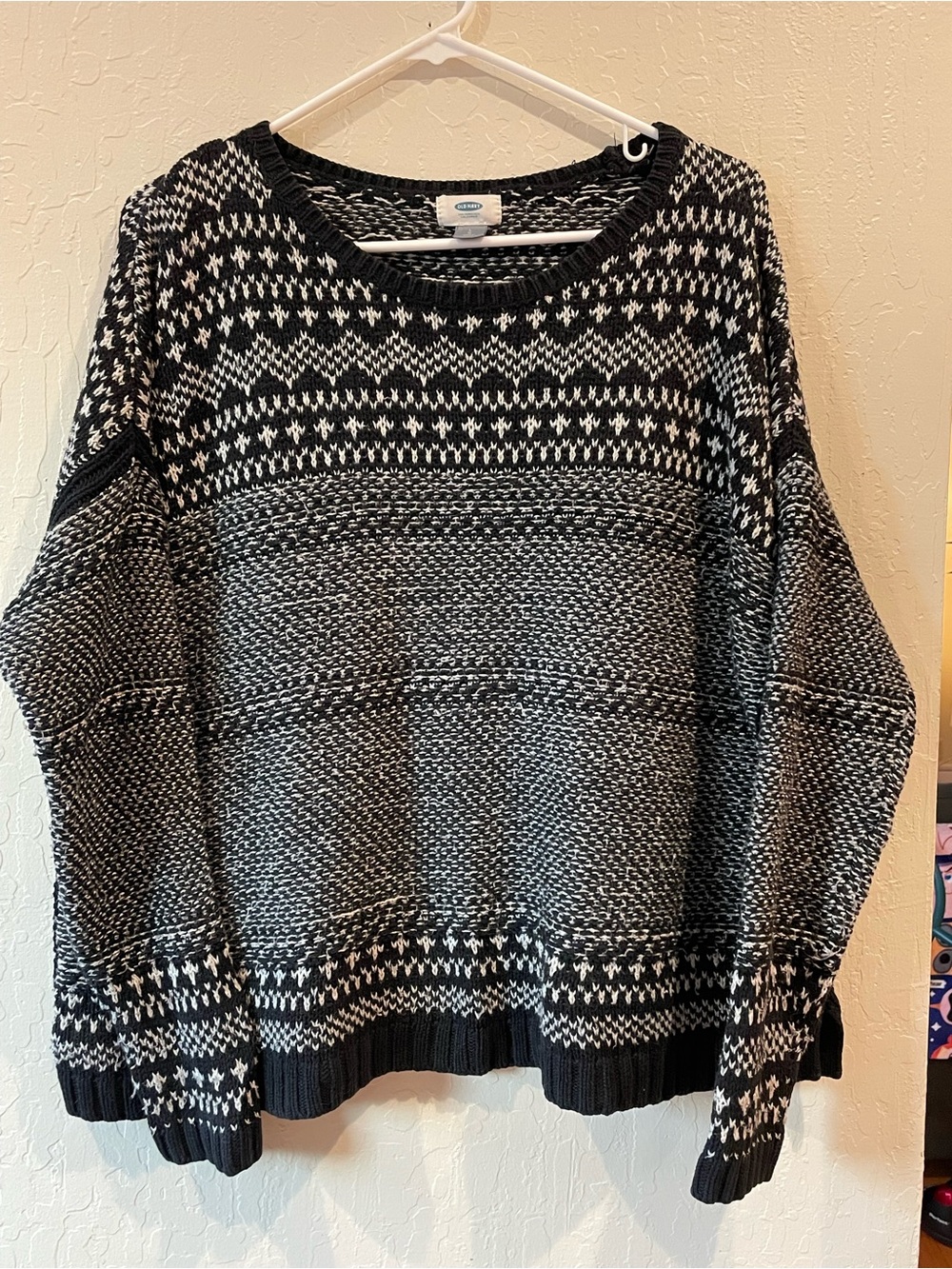 Old Navy Black & White Patterned Crewneck Sweater